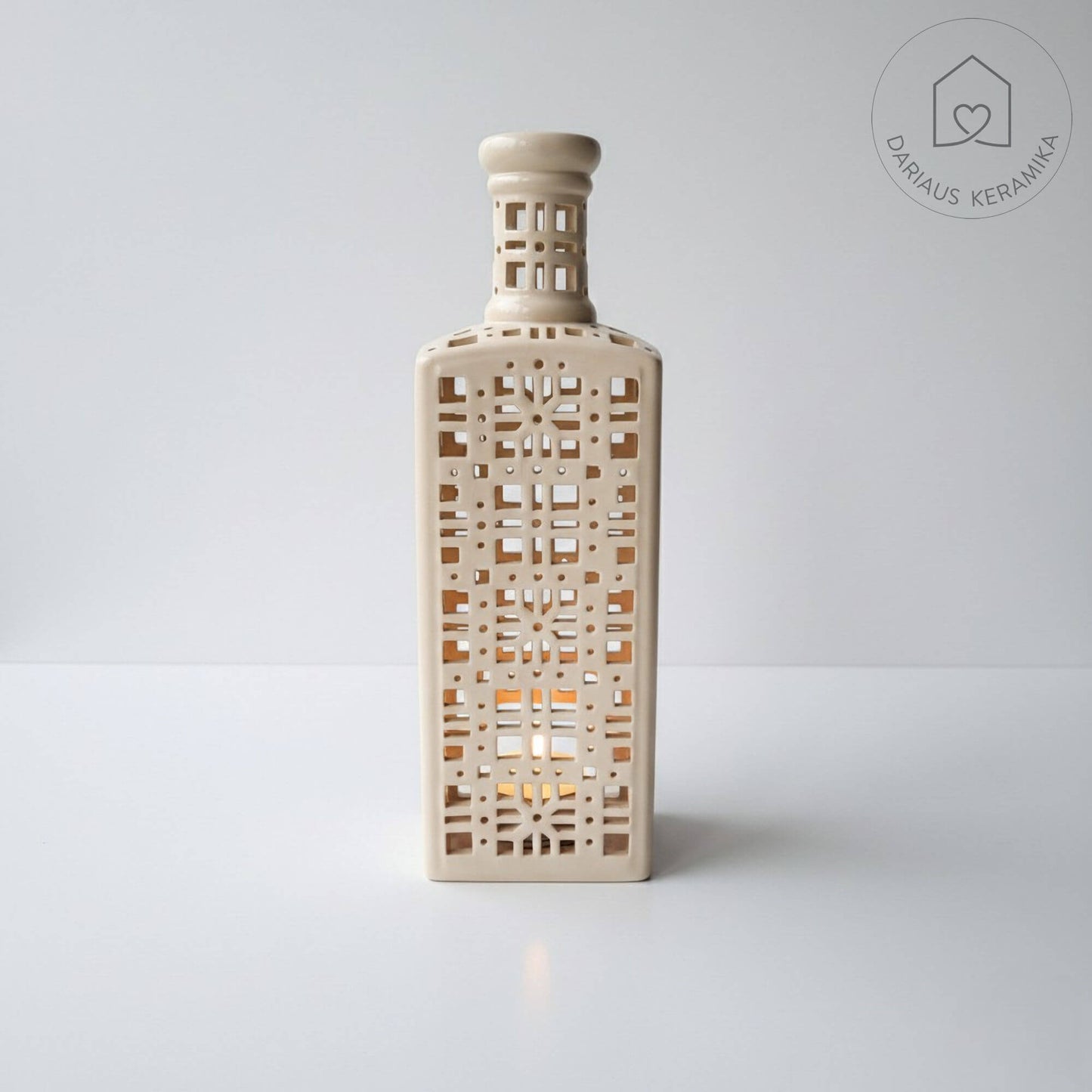 Ažūrinė rankų darbo keraminė žvakidė butelio formos interjerui