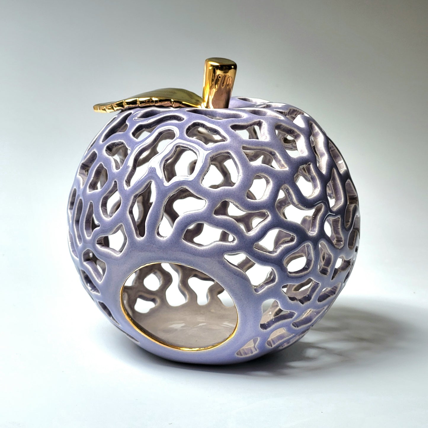 Šeimos židinys obuoliukas su auksiniu lapeliu - ažūrinė keraminė žvakidė - prabangi dovana vestuvėms- Dariaus Keramika