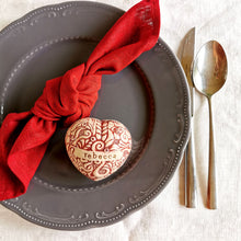 Įkelti vaizdą į galerijos rodinį, vintažinė širdelė dekoruota auksu vestuvių dekoras dovana jauniesiems valentino diena gimtadienis dariaus keramika
