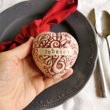 Įkelti vaizdą į galerijos rodinį, vintažinė širdelė dekoruota auksu vestuvių dekoras dovana jauniesiems valentino diena gimtadienis dariaus keramika
