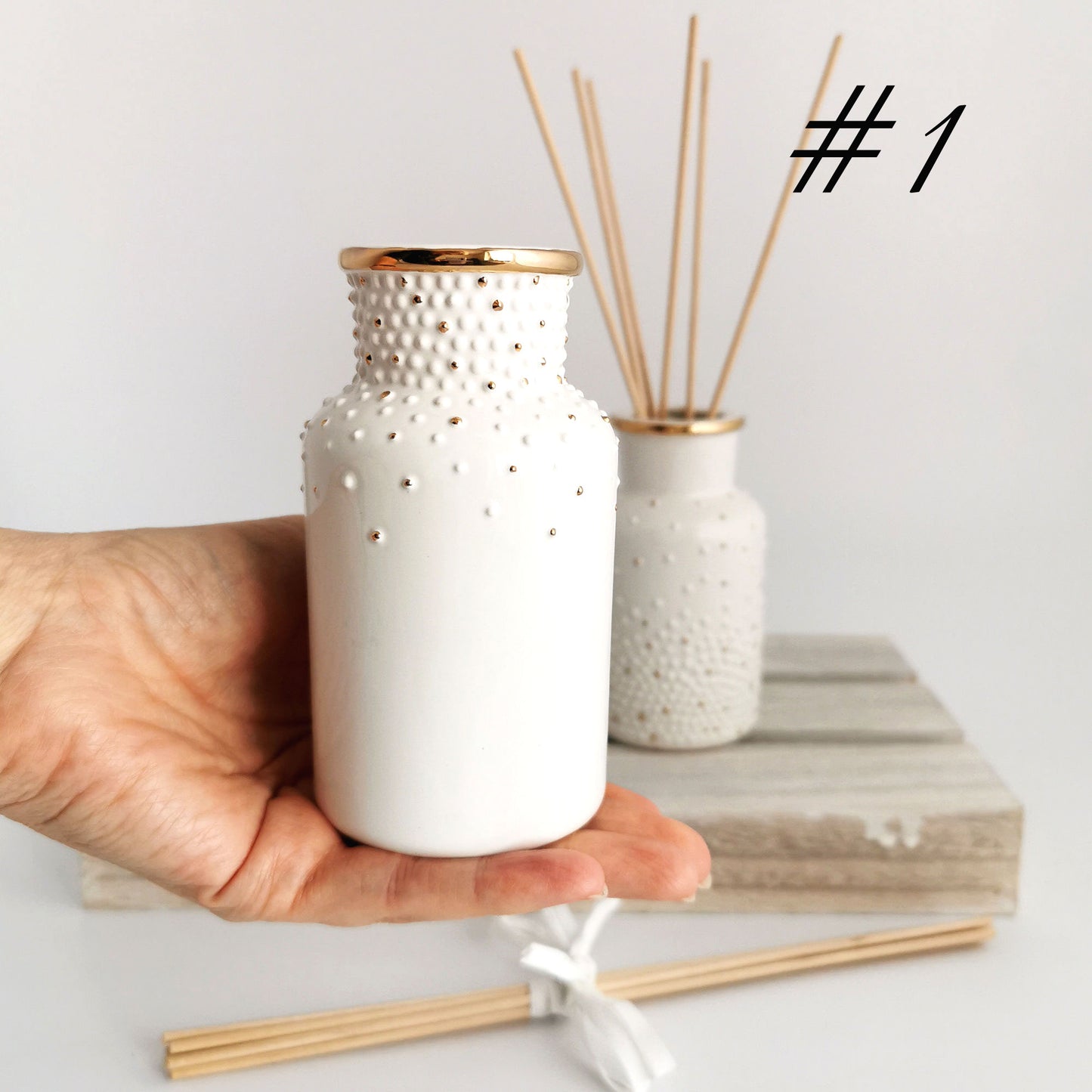 Molinis namų kvapų buteliukas su 6 vnt medinių lazdelių. Namų kvapų buteliuko aukštis 11.5 cm. Kvapų buteliuko talpa iki kakliuko ~ 170ml. Į rinkinį įeina 6 vnt medinių lazdelių. Kvapai neįeina į rinkinį. Juos reikia nusipirkti atskirai.