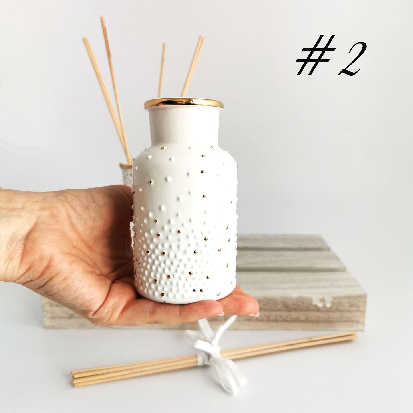 Molinis namų kvapų buteliukas su 6 vnt medinių lazdelių. Namų kvapų buteliuko aukštis 11.5 cm. Kvapų buteliuko talpa iki kakliuko ~ 170ml. Į rinkinį įeina 6 vnt medinių lazdelių. Kvapai neįeina į rinkinį. Juos reikia nusipirkti atskirai.