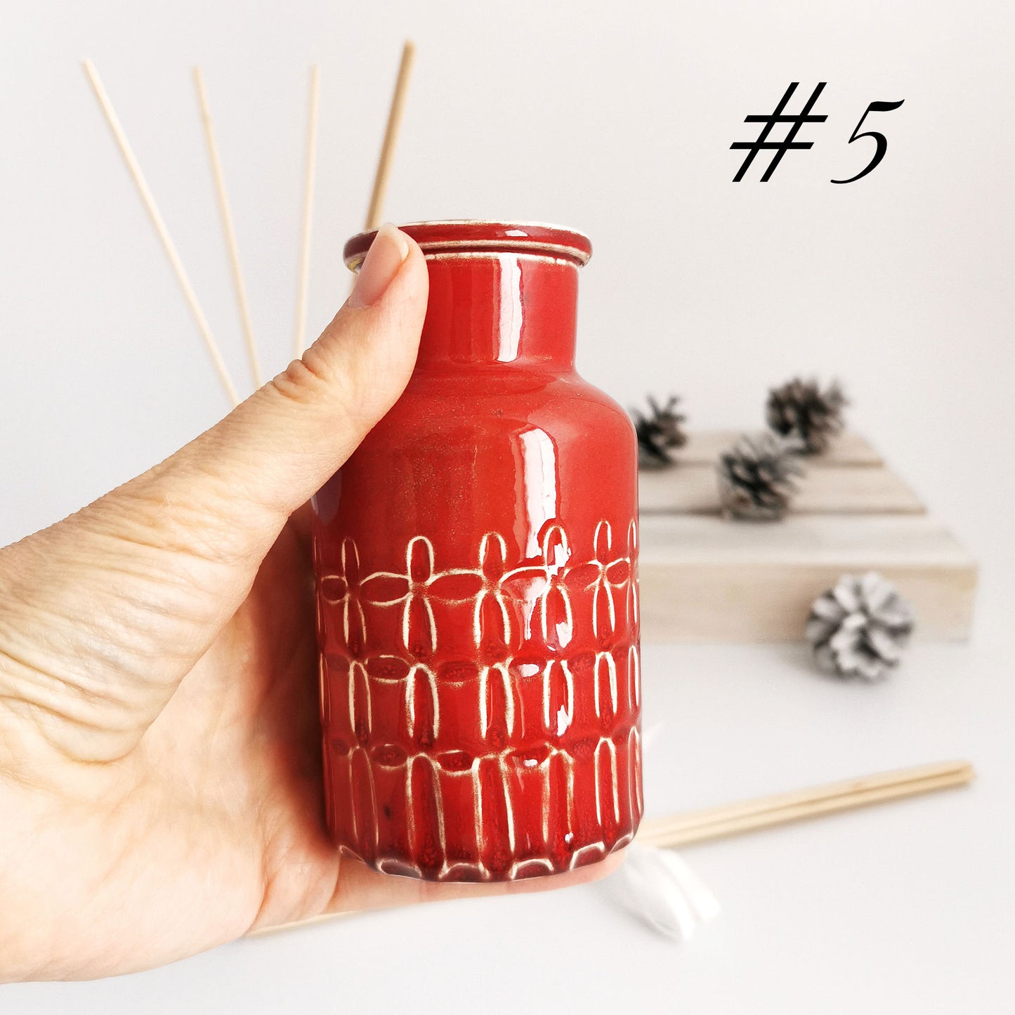 Molinis namų kvapų buteliukas su 6 vnt medinių lazdelių. Namų kvapų buteliuko aukštis 11.5 cm. Kvapų buteliuko talpa iki kakliuko ~ 170ml. Į rinkinį įeina 6 vnt medinių lazdelių. Kvapai neįeina į rinkinį. Juos reikia nusipirkti atskirai.