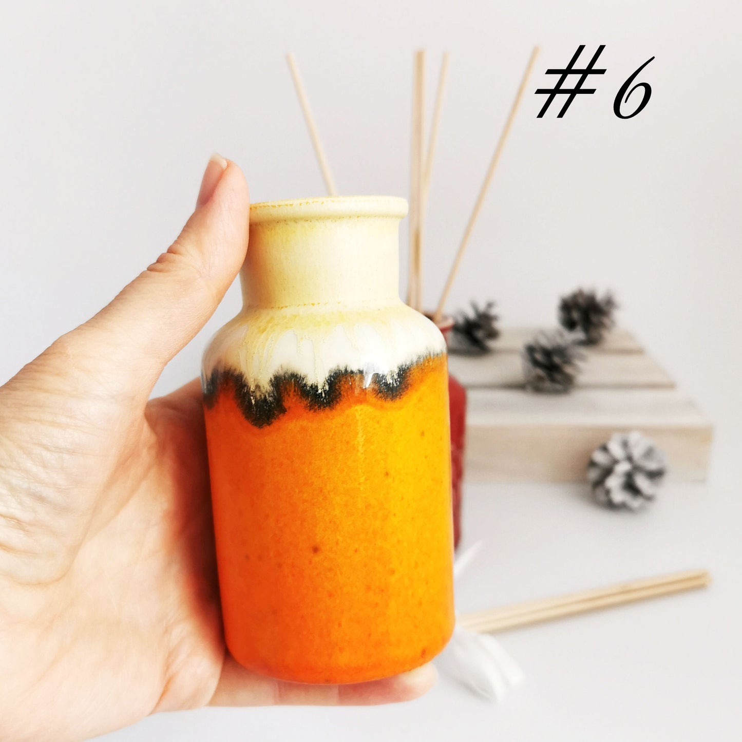 Molinis namų kvapų buteliukas su 6 vnt medinių lazdelių. Namų kvapų buteliuko aukštis 11.5 cm. Kvapų buteliuko talpa iki kakliuko ~ 170ml. Į rinkinį įeina 6 vnt medinių lazdelių. Kvapai neįeina į rinkinį. Juos reikia nusipirkti atskirai.