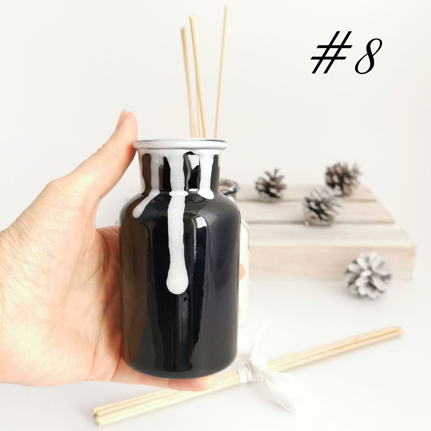 Molinis namų kvapų buteliukas su 6 vnt medinių lazdelių. Namų kvapų buteliuko aukštis 11.5 cm. Kvapų buteliuko talpa iki kakliuko ~ 170ml. Į rinkinį įeina 6 vnt medinių lazdelių. Kvapai neįeina į rinkinį. Juos reikia nusipirkti atskirai.