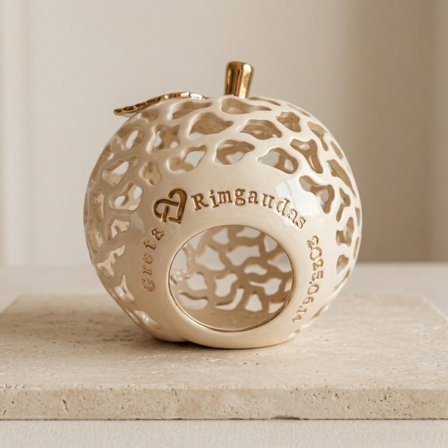 Šeimos židinys obuoliukas su auksiniu lapeliu - ažūrinė keraminė žvakidė - prabangi dovana vestuvėms- Dariaus Keramika