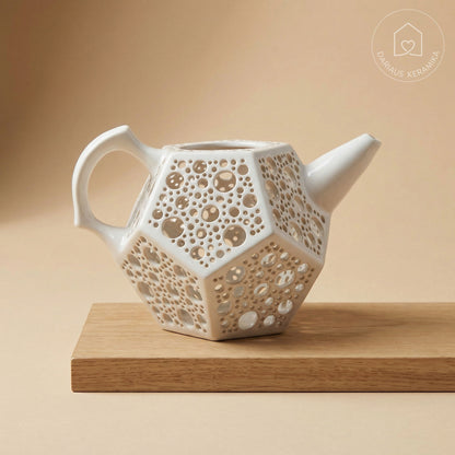 Ažūrinė balta keraminė žvakidė arbatinukas dodekaedro formos skleidžianti šviesą tamsoje ant medinio stalo