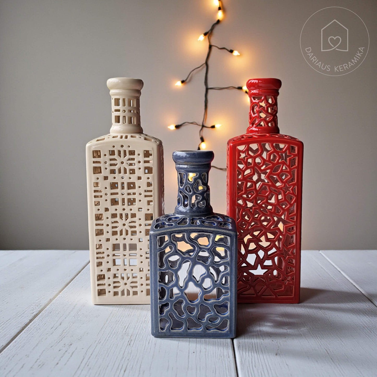Ažūrinė rankų darbo keraminė žvakidė butelio formos interjerui