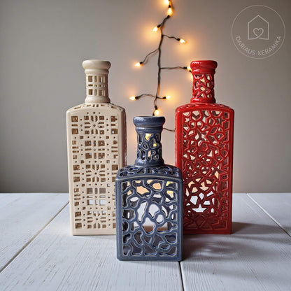 Ažūrinė rankų darbo keraminė žvakidė butelio formos interjerui