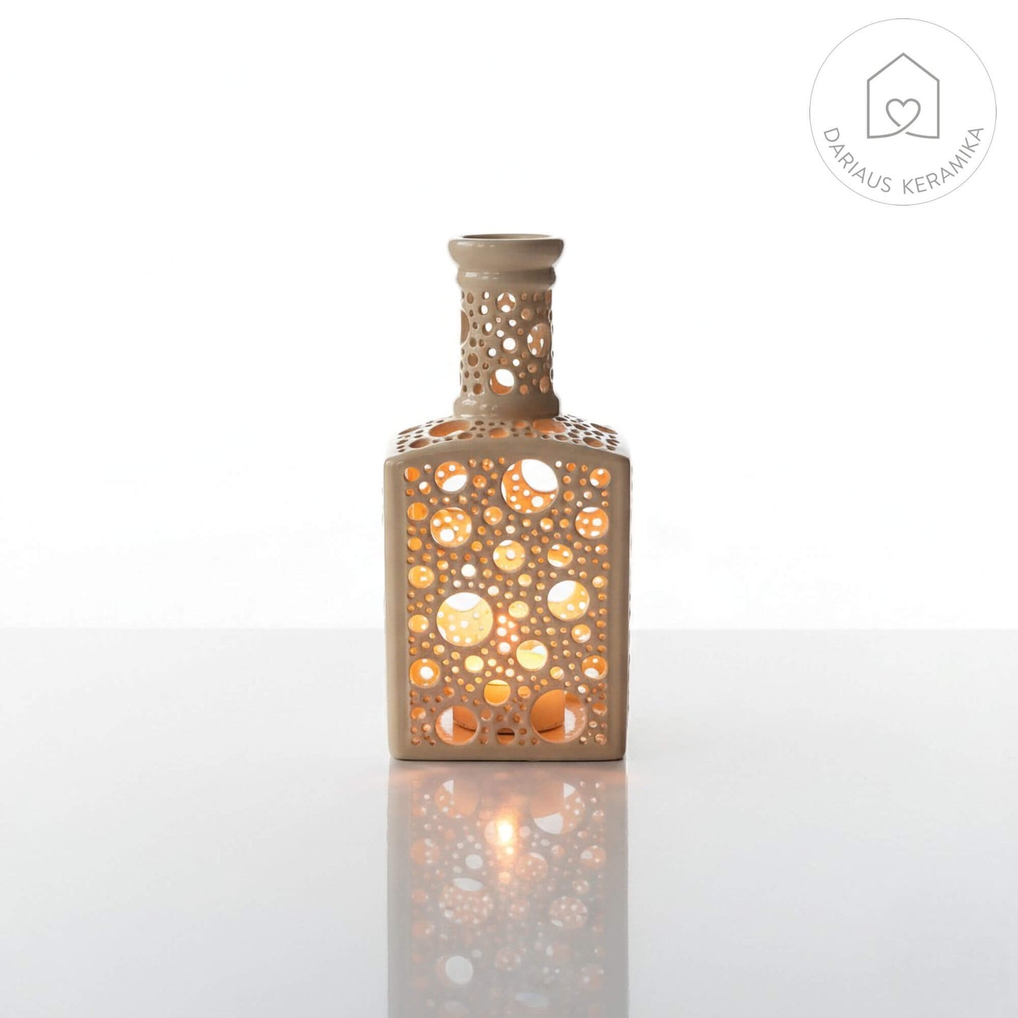 Ažūrinė rankų darbo keraminė žvakidė butelio formos interjerui