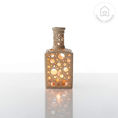 Ažūrinė rankų darbo keraminė žvakidė butelio formos interjerui
