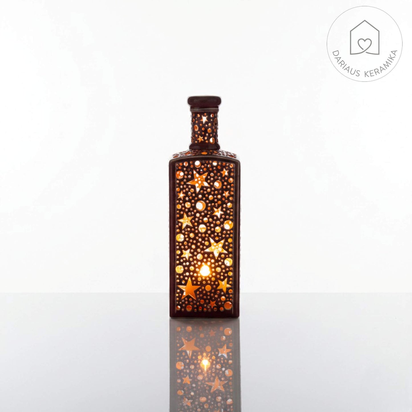 Ažūrinė rankų darbo keraminė žvakidė butelio formos interjerui