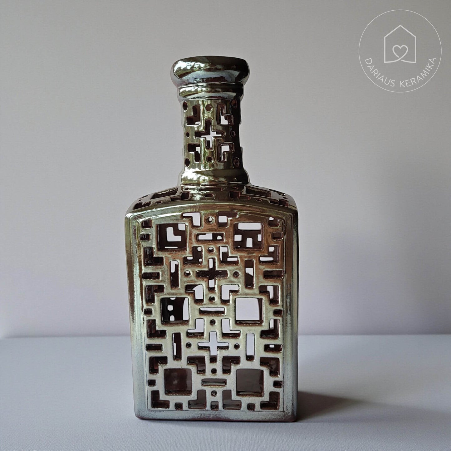Ažūrinė rankų darbo keraminė žvakidė butelio formos interjerui