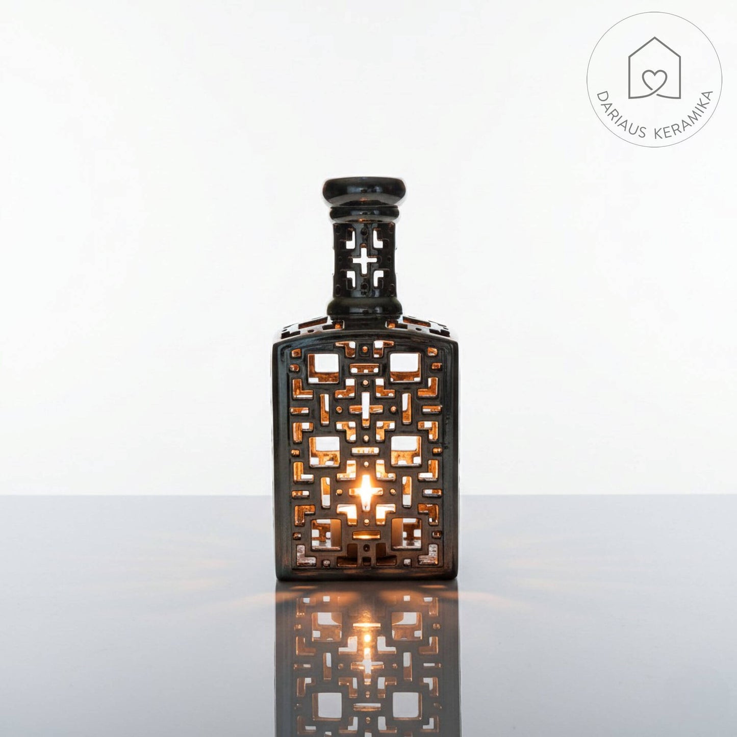 Ažūrinė rankų darbo keraminė žvakidė butelio formos interjerui