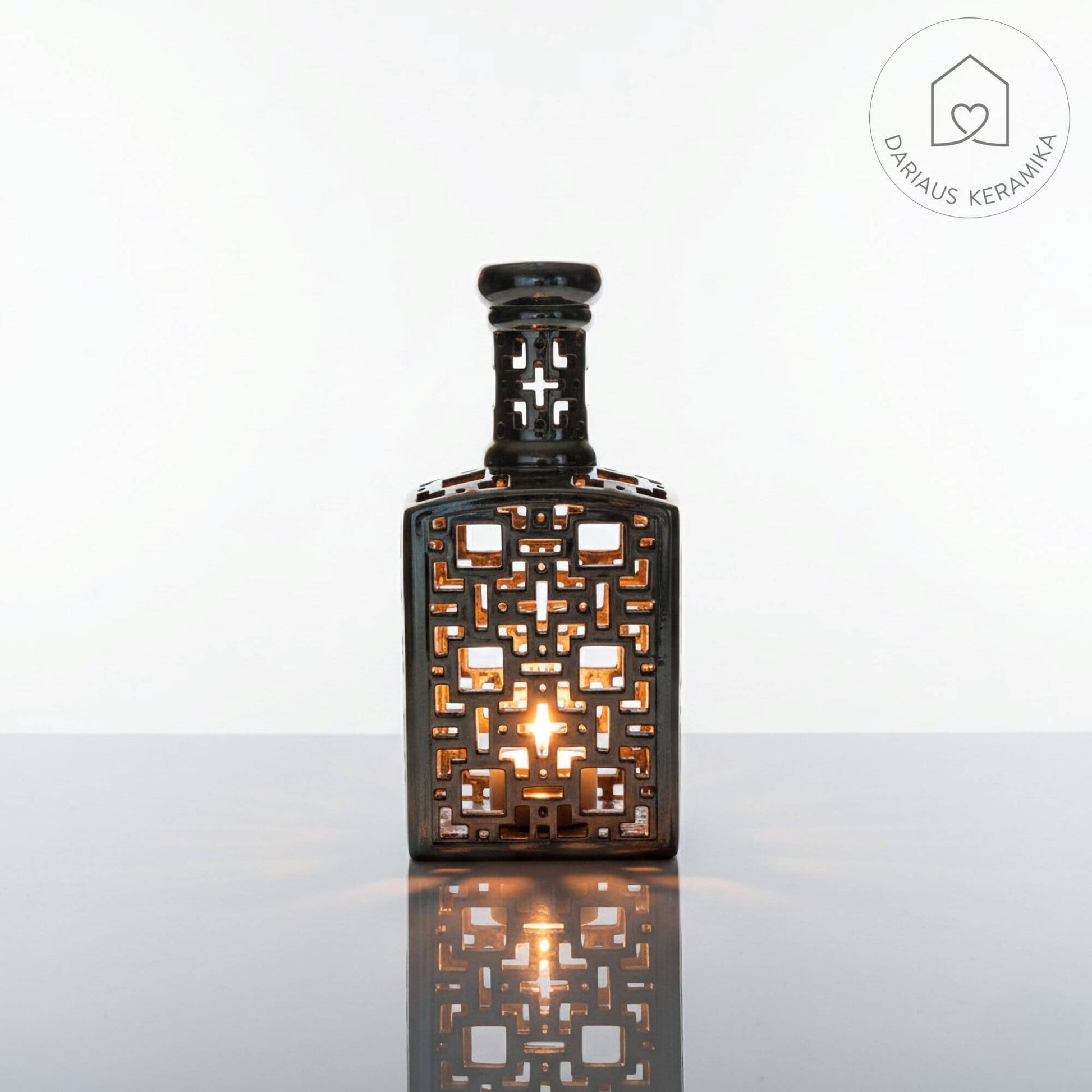 Ažūrinė rankų darbo keraminė žvakidė butelio formos interjerui