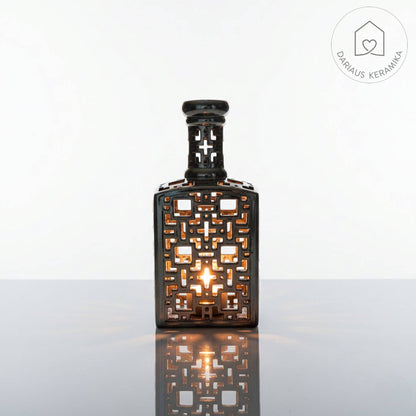 Ažūrinė rankų darbo keraminė žvakidė butelio formos interjerui