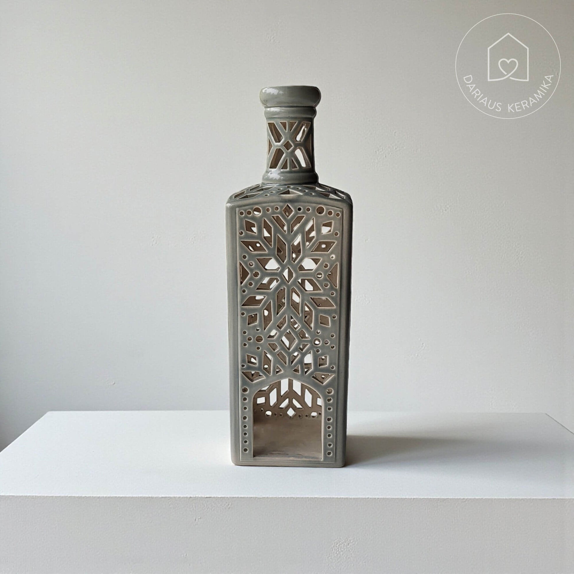 Ažūrinė rankų darbo keraminė žvakidė butelio formos interjerui
