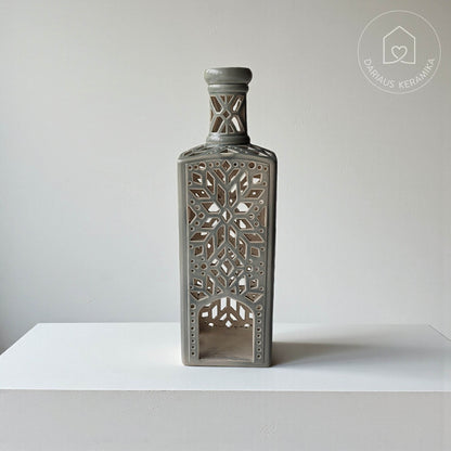 Ažūrinė rankų darbo keraminė žvakidė butelio formos interjerui