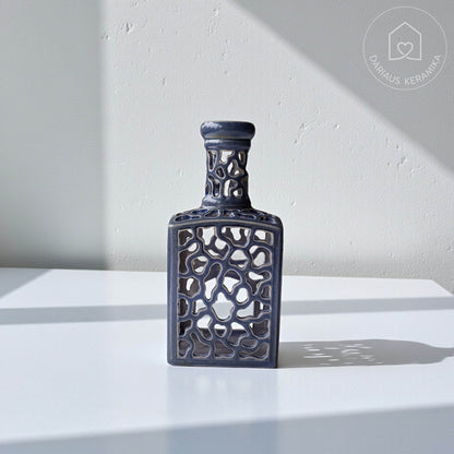 Ažūrinė rankų darbo keraminė žvakidė butelio formos interjerui