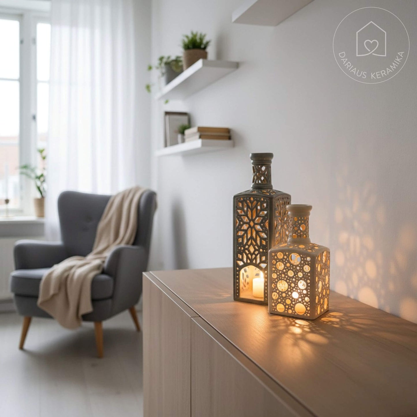 Ažūrinė rankų darbo keraminė žvakidė butelio formos interjerui