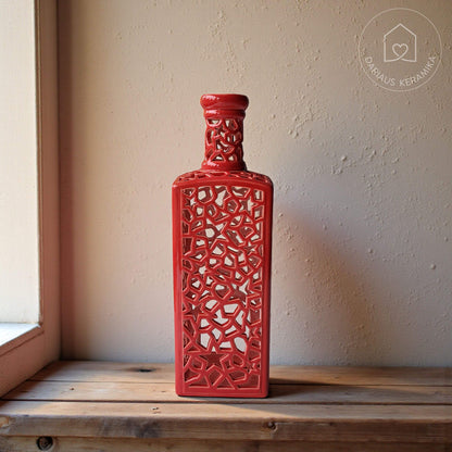 Ažūrinė rankų darbo keraminė žvakidė butelio formos interjerui