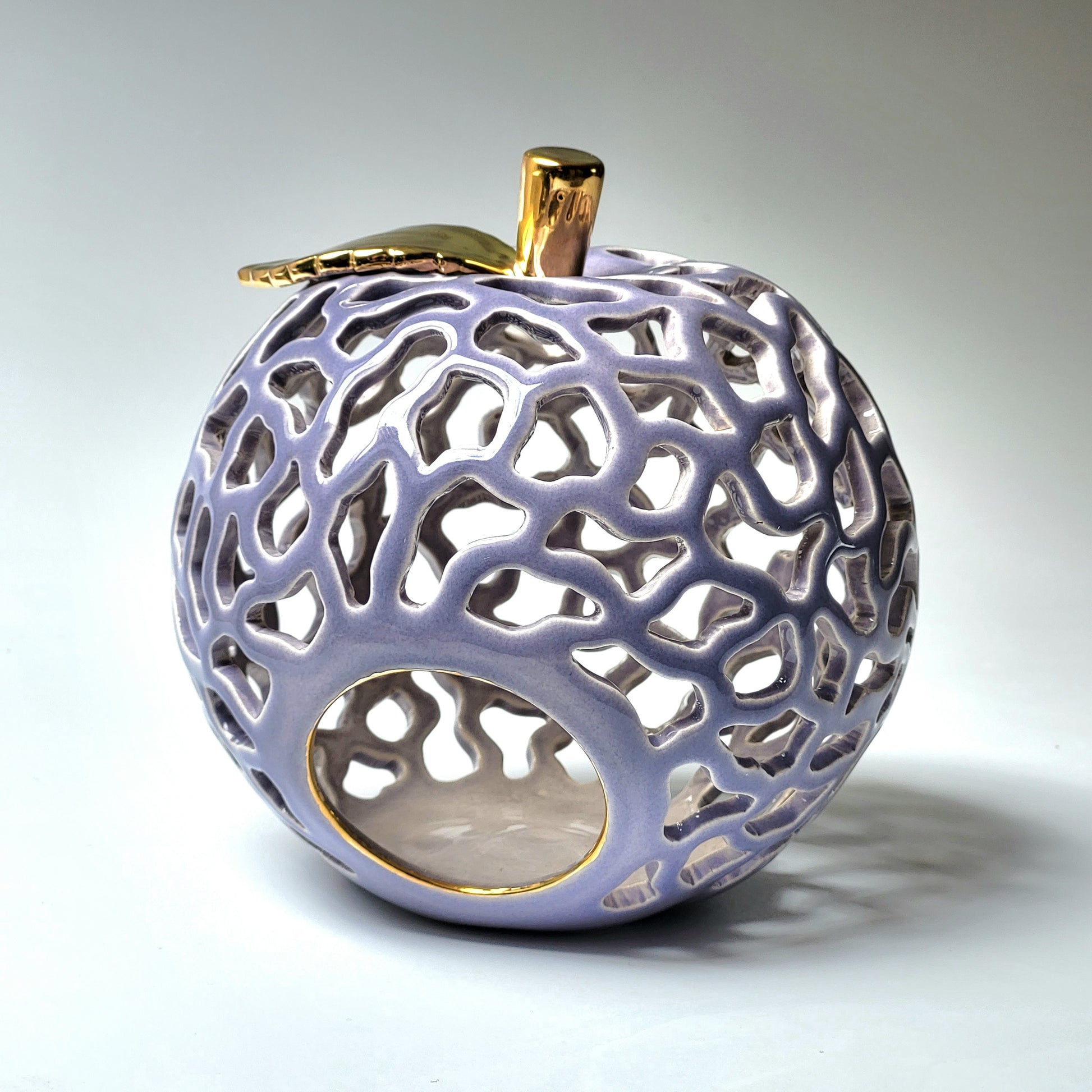 Šeimos židinys obuoliukas su auksiniu lapeliu - ažūrinė keraminė žvakidė - prabangi dovana vestuvėms- Dariaus Keramika