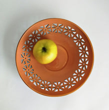 Įkelti vaizdą į galerijos rodinį, ažūrinė lėkštė dubuo vaisiams vaisinė saldaininė dekoras gimtadienis kalėdos nauji metai vestuvės dovana keramika molis dariaus keramika
