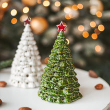 Įkelti vaizdą į galerijos rodinį, &quot;Kalėdinė eglė&quot; rankų darbo žvakidė šventiniam namų dekorui arba bus puiki Naujųjų Metų dovana. Dariaus keramika - unikalios rankomis raižytos žvakidės ir kiti molio gaminiai. 
