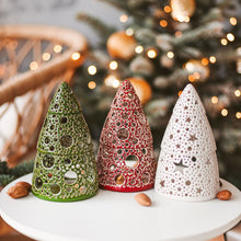 Įkelti vaizdą į galerijos rodinį, &quot;Kalėdinė eglė&quot; rankų darbo žvakidė šventiniam namų dekorui arba bus puiki Naujųjų Metų dovana. Dariaus keramika - unikalios rankomis raižytos žvakidės ir kiti molio gaminiai. 
