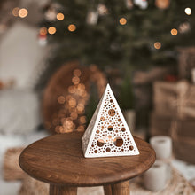 Įkelti vaizdą į galerijos rodinį, rankų darbo žvakidė piramidė pilka balta juoda skandinaviško stiliaus namų dekoro elemantas puiki dovanos idėja gimtadieniui, kalėdoms arba vestuvėms
