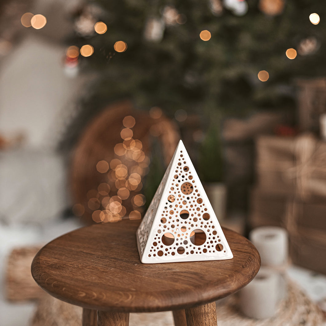 rankų darbo žvakidė piramidė pilka balta juoda skandinaviško stiliaus namų dekoro elemantas puiki dovanos idėja gimtadieniui, kalėdoms arba vestuvėms