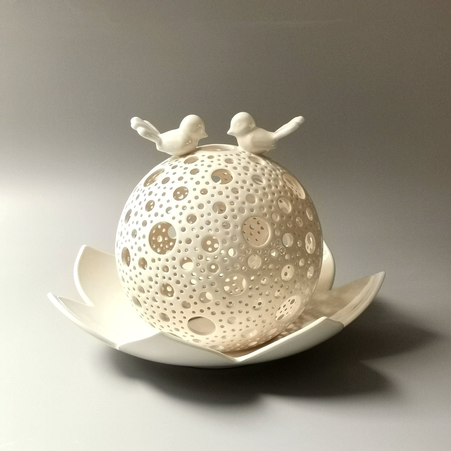 Ažūrinis šeimos židinys–žvakidė „Lotosas su balandžiais“ - Dariaus keramika