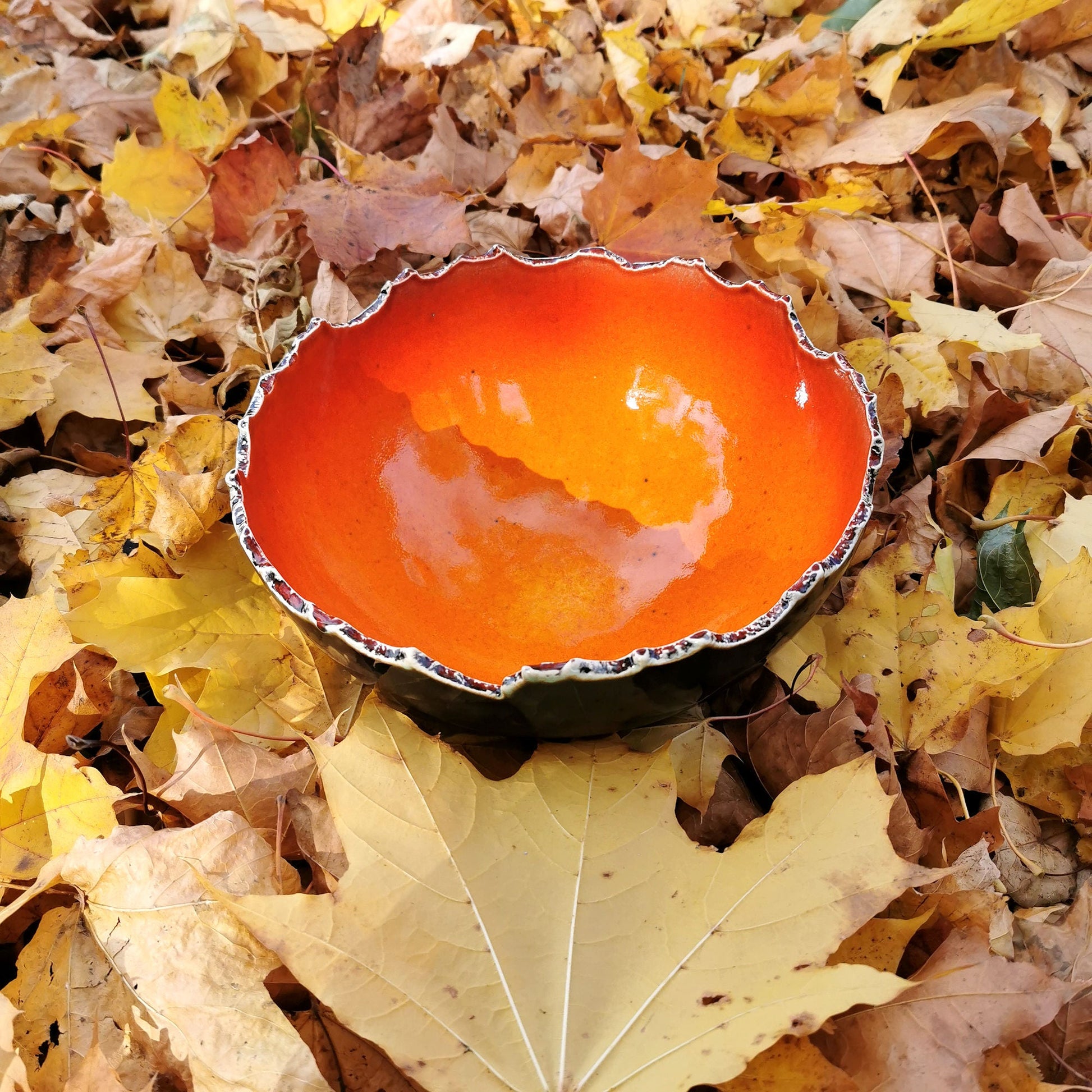Rankų darbo keraminis dubuo vaisinė „Ugninis", juoda ir raudonai oranžinė glazūra, skersmuo 23 cm – Dariaus keramika