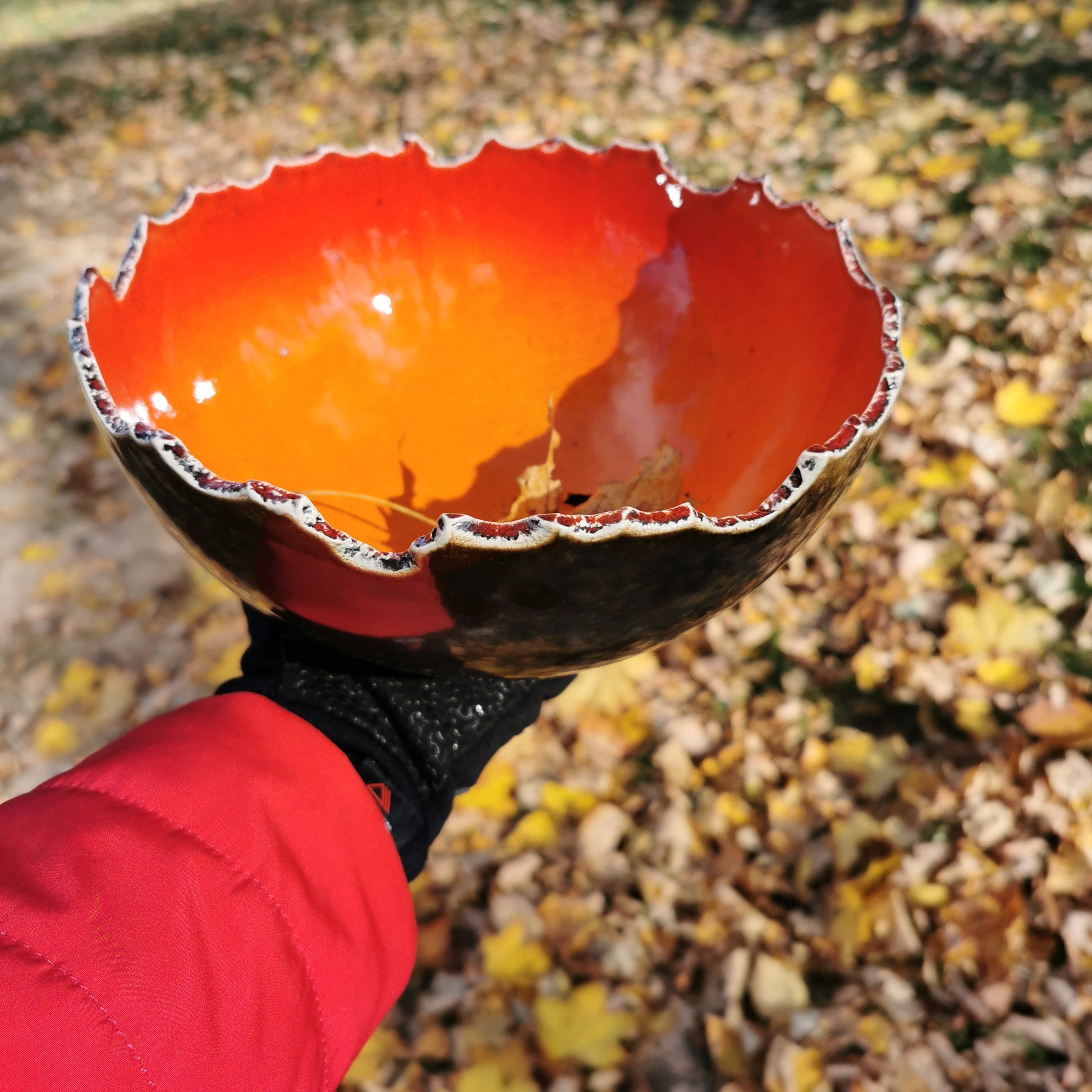 Rankų darbo keraminis dubuo vaisinė „Ugninis", juoda ir raudonai oranžinė glazūra, skersmuo 23 cm – Dariaus keramika