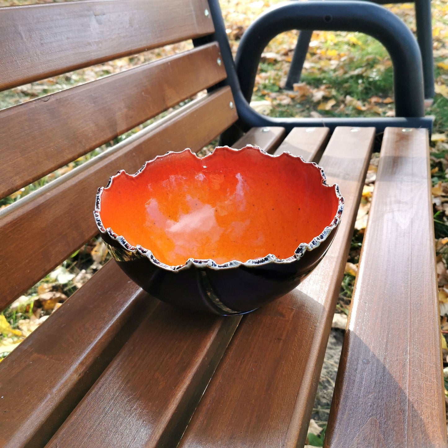 Rankų darbo keraminis dubuo vaisinė „Ugninis", juoda ir raudonai oranžinė glazūra, skersmuo 23 cm – Dariaus keramika