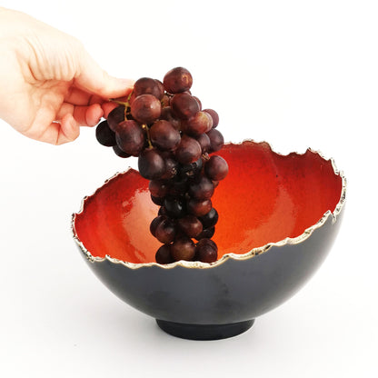 Rankų darbo keraminis dubuo vaisinė „Ugninis", juoda ir raudonai oranžinė glazūra, skersmuo 23 cm – Dariaus keramika
