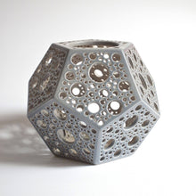 Įkelti vaizdą į galerijos rodinį, žvakidė dodekaedras pilkas geometrinė gimtadienis kalėdos nauji metai vestuvės dovana keramika molis namų dekoras dariaus keramika
