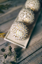 Įkelti vaizdą į galerijos rodinį, žvakidė triguba verpstė geometrinė gimtadienis kalėdos nauji metai vestuvės dovana keramika molis namų dekoras dariaus keramika
