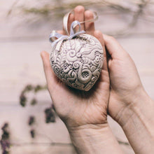 Įkelti vaizdą į galerijos rodinį, Širdelė vintažinė senovinė valentino diena gimtadienis kalėdos nauji metai vestuvės dovana molis namų dekoras dariaus keramika
