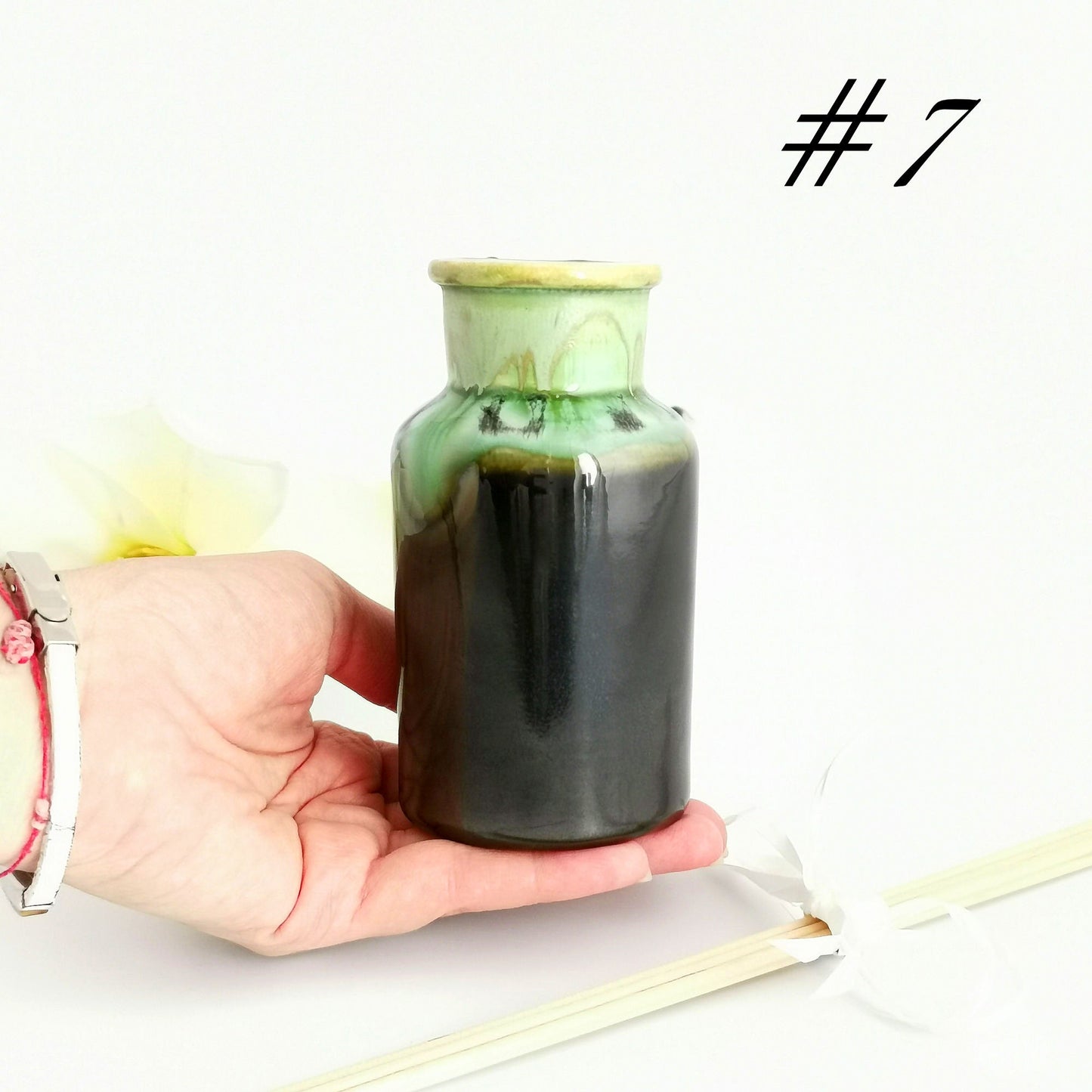 Rankų darbo molinis buteliukas namų kvapams su medinėmis lazdelėmis, keraminė tekstūra – Dariaus keramika