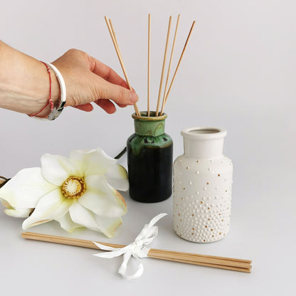 Rankų darbo molinis buteliukas namų kvapams su medinėmis lazdelėmis, keraminė tekstūra – Dariaus keramika