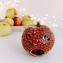 Įkelti vaizdą į galerijos rodinį, Šeimos židinys žvakidė obuoliukas paauksuotu lapeliu puiki vestuvių dovana jauniesiems arba kaip namų dekoro elementas.
