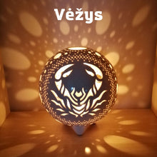 Įkelti vaizdą į galerijos rodinį, molinė žvakidė su zodiako ženklu atrologija gimtadienis dovana dariaus keramika
